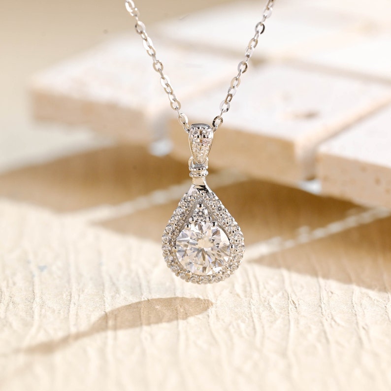 1 CT Round Shaped Moissanite Halo Necklace