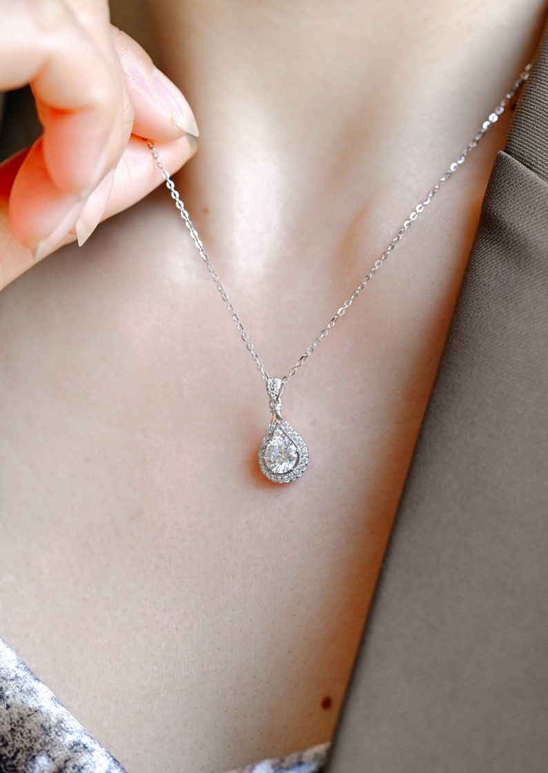 1 CT Round Shaped Moissanite Halo Necklace