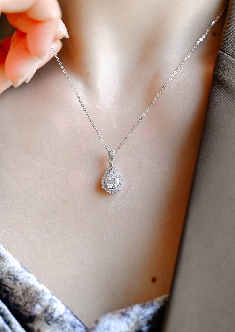 1 CT Round Shaped Moissanite Halo Necklace