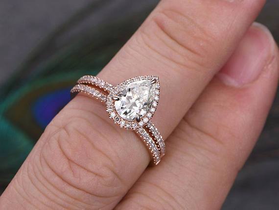 1.0 CT Pear Cut Halo Moissanite Bridal Ring Set 3